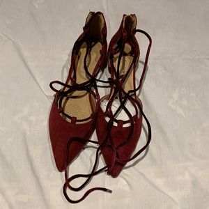 Womens’ 10WW burgundy low heeled faux shade pumps